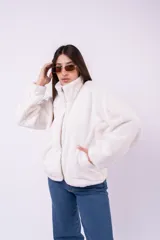 Campera de piel sintética con estampado animal print de leopardo, corte holgado, cuello alto y cierre frontal completo.