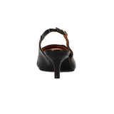 Zapato de salón Vizzano color nude, con punta fina, tacón kitten heel y tira trasera con hebilla.