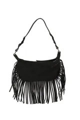 Cartera estilo bandolera de color negro, confeccionada en material símil gamuza con flecos largos colgantes y detalles de arandelas metálicas plateadas. Cuenta con una correa trenzada para el hombro y cierre superior.