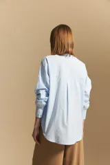 Camisa verde oliva de manga larga, confeccionada en algodón y con botones de nácar.