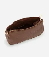 Cartera baguette color marrón con textura croco, asa corta y cadena larga dorada.