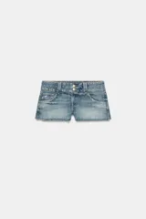 Shorts de denim de tiro bajo con cinco bolsillos, detalle de tachas, aplicación de brillos, bajo deshilachado y cierre frontal con cremallera y botones metálicos.