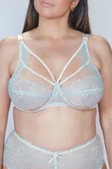 Soutien reductor con aro, confeccionado en puntilla color verde claro y transparencias con tiras. Espalda confeccionada en Lycra. Breteles anchos elásticos regulables.