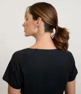 Remera deportiva de microfibra color blanco, con cuello redondo, mangas cortas y paneles laterales con perforaciones para mayor ventilación.