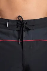 Short de baño O'Neill Scallop Cruzer color negro, con detalles de vivos rojos en la parte frontal y cordón ajustable en la cintura.
