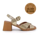 Sandalias de cuero doradas con taco cuadrado color caramelo y tira al tobillo con hebilla.
