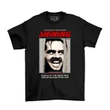 Remera negra de algodón con estampa frontal inspirada en la película The Shining, presentando el icónico rostro de Jack Nicholson.