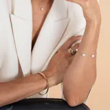 Anillo de oro 10k con diseño de eslabones tipo grumet, donde uno de los eslabones centrales está decorado con circonias brillantes.