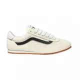 Championes Vans modelo Super Lowpro, color blanco hueso (marshmallow) con la icónica banda lateral en negro. Presentan un diseño de perfil bajo, confeccionados en gamuza perforada, con cordones blancos y suela de goma color caramelo.