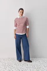 Remera a rayas horizontales rojas y beige, con mangas 3/4 y escote bote.