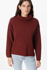 Sweater de punto con cuello polera, de corte holgado y mangas largas con puños acanalados.