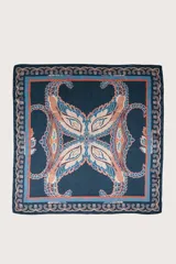 Pañuelo cuadrado de satén con estampado de cachemira en tonos verde esmeralda, terracota y azul. Presenta un diseño simétrico central y un borde decorativo con motivos ornamentales.