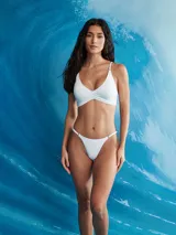 Top de bikini blanco con diseño triangular y detalle fruncido en el centro, con tirantes finos regulables.