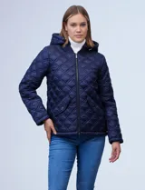 Campera capitoneada azul marino con capucha desmontable, cierre metálico central, bolsillos delanteros y avíos metálicos con logo de la marca Michael Kors.