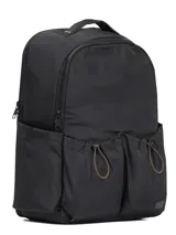Mochila urbana Cat modelo Virginia, color negro, confeccionada en tejido ligero repelente al agua. Cuenta con compartimento principal con cierre, compartimento independiente para laptop de 15 pulgadas en el panel trasero, bolsillos frontales con cierre de cordón ajustable y asa superior.