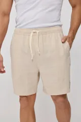 Bermuda de corte recto en color beige, confeccionada en una mezcla de algodón, lino y poliéster. Presenta cintura elástica con cordón ajustable, bolsillos laterales y una pequeña etiqueta decorativa en el ruedo.