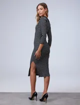 Vestido midi de algodón a rayas horizontales blancas y negras, con escote en V y mangas 3/4. Presenta un tajo lateral.