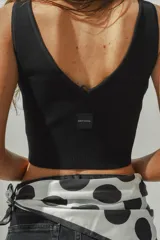 Top de punto acanalado color beige, con escote en V y corte cropped.