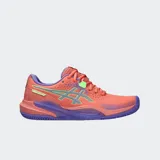 Championes de pádel Asics Gel Challenger 15, color coral con detalles en violeta y verde neón. Presentan un diseño técnico con suela de goma resistente, tecnología de estabilidad lateral y sistema de lazada para mayor sujeción.