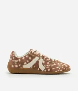 Championes Satinato con diseño de animal print tipo ciervo, confeccionados en cuero sintético con textura suave. Presentan recortes laterales en tono crema, cierre con cordones y suela de goma antideslizante.
