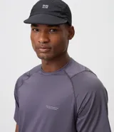 Remera deportiva de hombre Get Over color gris, con mangas raglán, cuello redondo y estampa frontal pequeña.
