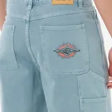 Bermuda de jean celeste con corte recto y bolsillos tipo carpintero.