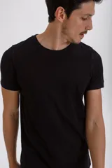 Remera de algodón de corte clásico, color negro, con cuello redondo y mangas cortas.