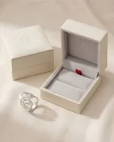 Anillo de plata 925 con diseño calado y acabado satinado, de gran presencia y forma ancha.