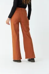 Pantalón de gabardina negro, de tiro medio y corte recto cropped.