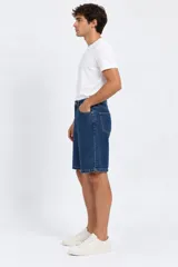 Bermuda de jean gris oscuro, de calce medio, corte ancho y diseño clásico con bolsillos.