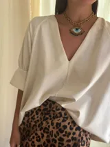 Gargantilla de cuentas doradas con dije de ojo turco hecho con cuentas blancas, celestes, negras y marrones.