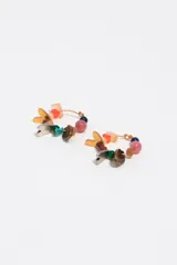 Caravanas de aro dorado decoradas con cuentas de piedras naturales de múltiples colores y abalorios de latón con acabados envejecidos.