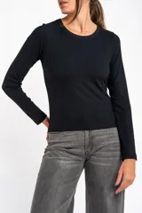 Remera negra de manga larga, con cuello redondo y tejido acanalado, de corte ajustado al cuerpo.