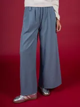 Pantalón de corte wide leg en color azul índigo, con cintura alta, trabillas para cinturón y diseño de pierna ancha y fluida.