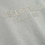 Campera con cierre frontal, diseño de hoodie con capucha, bolsillos tipo canguro y corte oversize. Presenta un estilo minimalista en color gris.