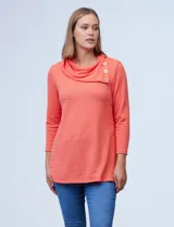 Blusa celeste en tejido texturado, marca Ruby Rd. Cuello volcado con aplique de botones.