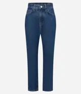 Pantalón mom jeans de tiro alto, color azul denim, con bolsillos delanteros y traseros, trabillas en la cintura y pespuntes contrastantes.