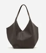 Cartera hobo grande marca Satinato, confeccionada en cuero con textura natural y color marrón oscuro. Presenta un diseño amplio y suave de estilo contemporáneo, con asas de hombro integradas y cierre interno con mosquetón.