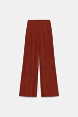 Pantalón de tiro alto color bordó, de pernera ancha y corte fluido, con cintura elástica.