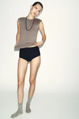 Top sin mangas color marrón topo, de corte ajustado, con cuello redondo y espalda descubierta.