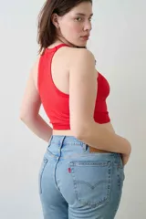 Top rojo de microfibra seamless con tejido en punto canale y pieza de tela interna para soporte del busto.