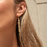 Aros colgantes largos de plata 925 bañada en oro 18k, con pequeñas labradoritas a lo largo y una labradorita más grande en forma de lágrima en el extremo.