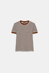 Camiseta de manga corta con estampado de rayas horizontales blancas y negras, cuello redondo y ribetes en color marrón.