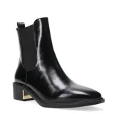 Botas de mujer Miss Carol modelo Lumik, de caña baja, color negro charol, con punta fina y detalle de elástico en los laterales. Taco cuadrado con detalle dorado.