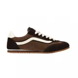 Championes Vans modelo Super Lowpro, de perfil bajo, confeccionados en gamuza marrón con detalles en cuero blanco en los laterales y el talón. Presentan cordones blancos y suela de goma color caramelo.