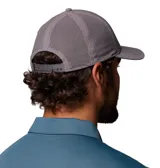 Gorra gris Columbia modelo Mountaincap II 3D, con paneles traseros de malla perforada por láser y parche de goma frontal con el logo de la marca. Cuenta con tecnología Omni-SHIELD™ de repelencia al agua y las manchas.
