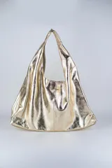 Cartera de cuero vacuno con pelo en diseño animal print similar a piel de ciervo, silueta triangular y asa integrada.