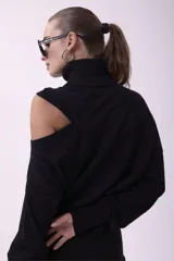 Sweater de punto negro con cuello alto y diseño asimétrico con abertura en un hombro. Presenta mangas largas con puños ajustados y corte holgado.