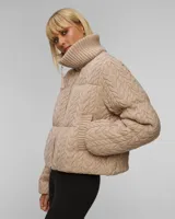 Campera puffer beige con cuello alto acanalado, cierre frontal con cremallera y bolsillos laterales.