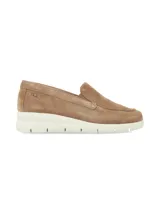 Slip on de cuero gamuza color camel, con suela elevada blanca de inspiración sneaker y elásticos laterales para mayor comodidad.